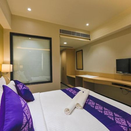 Hotel Purple Beds By Vits Dwarkesh, Surat Salabatpura Esterno foto