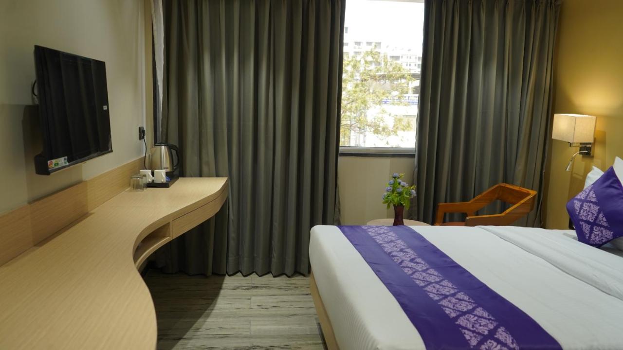 Hotel Purple Beds By Vits Dwarkesh, Surat Salabatpura Esterno foto