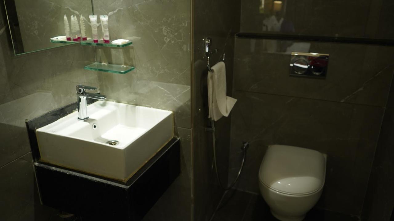 Hotel Purple Beds By Vits Dwarkesh, Surat Salabatpura Esterno foto