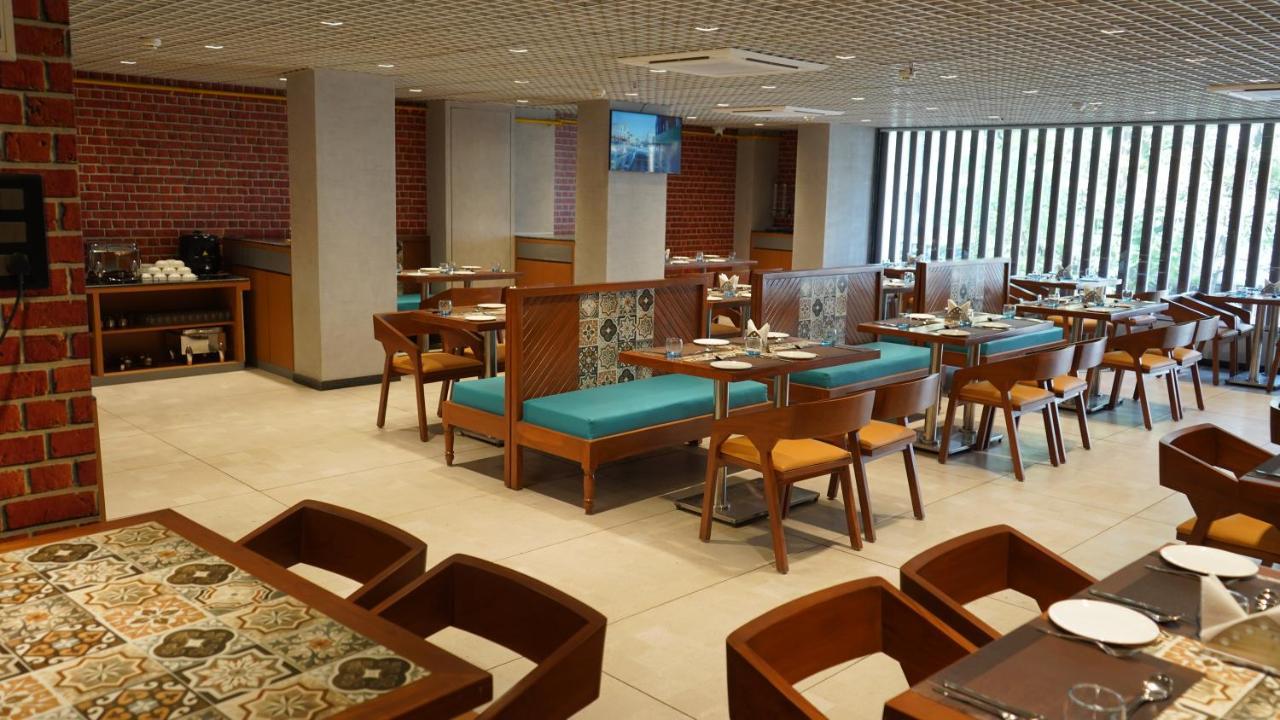 Hotel Purple Beds By Vits Dwarkesh, Surat Salabatpura Esterno foto