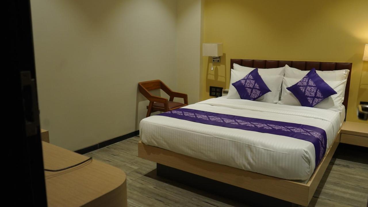 Hotel Purple Beds By Vits Dwarkesh, Surat Salabatpura Esterno foto