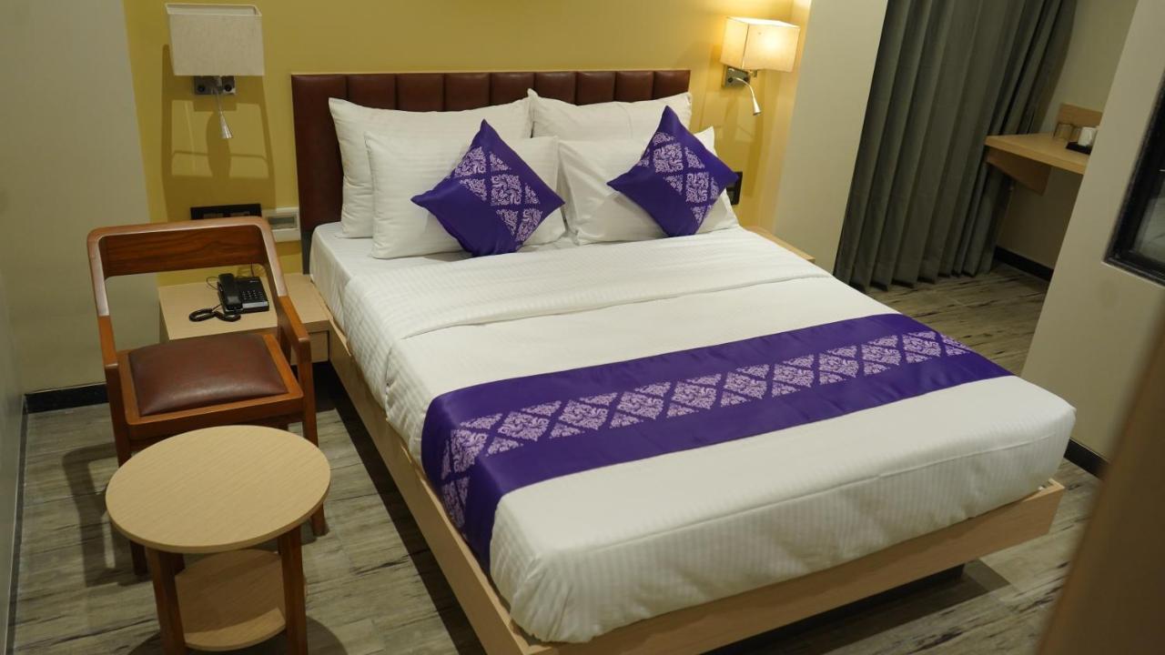 Hotel Purple Beds By Vits Dwarkesh, Surat Salabatpura Esterno foto