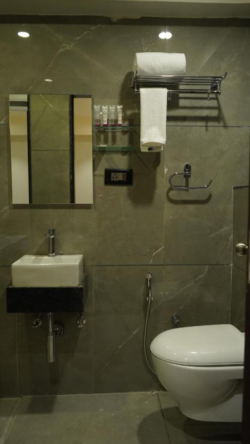 Hotel Purple Beds By Vits Dwarkesh, Surat Salabatpura Esterno foto