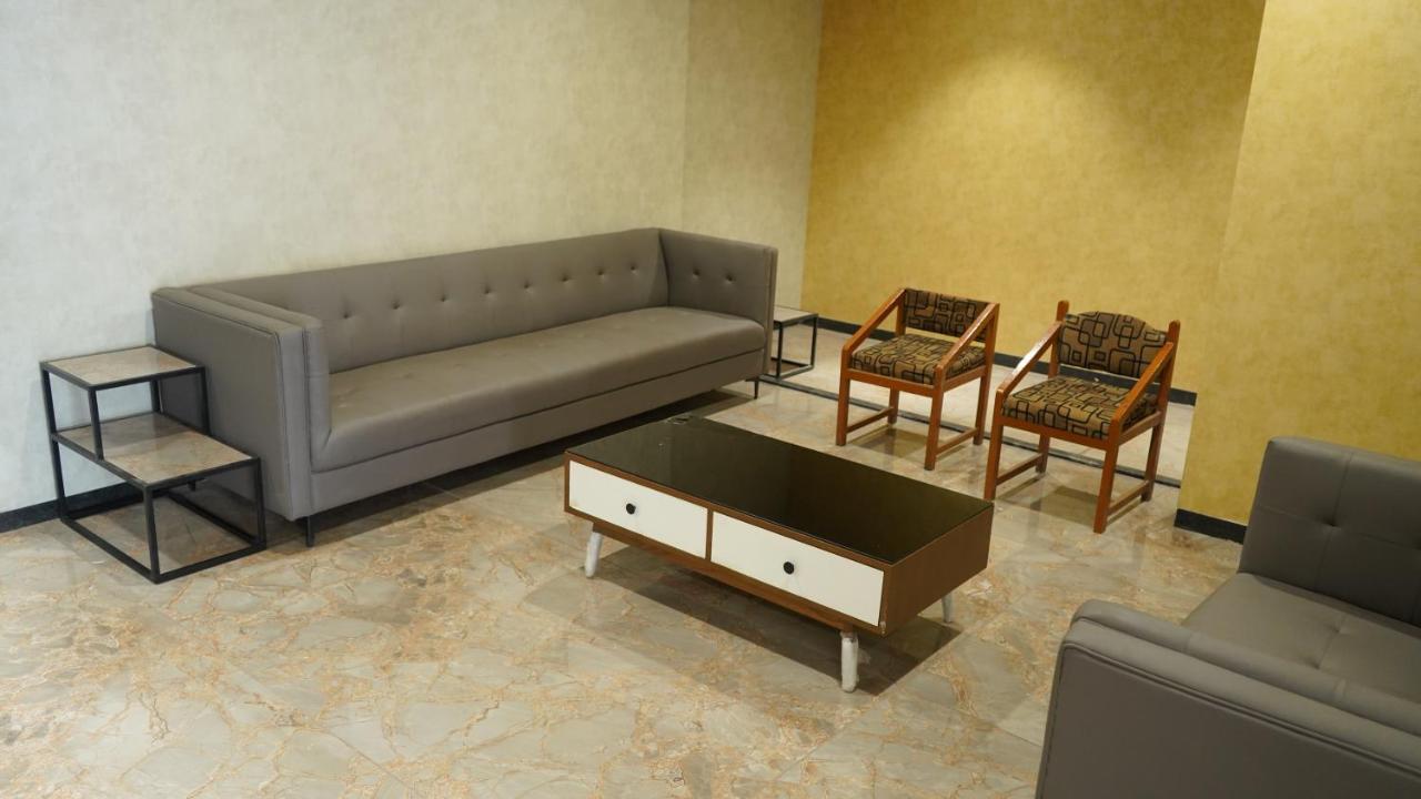 Hotel Purple Beds By Vits Dwarkesh, Surat Salabatpura Esterno foto